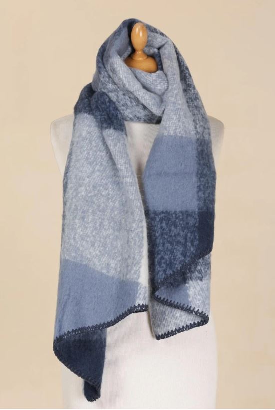 Echarpe à carreaux bleue en pointe