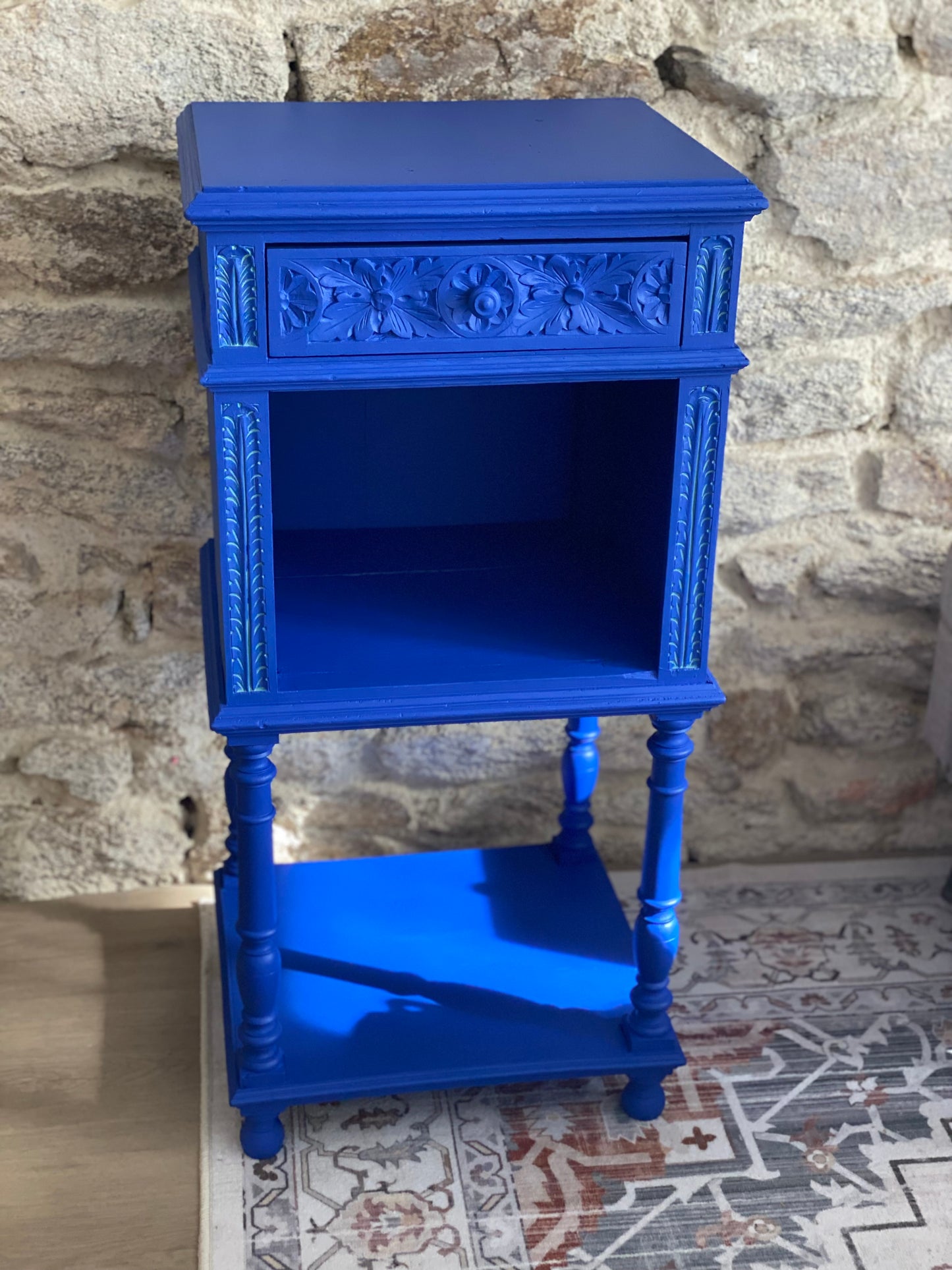 chevet ancien relooké bleu vif