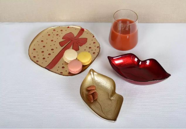 Coupelle rouge en forme de bouche