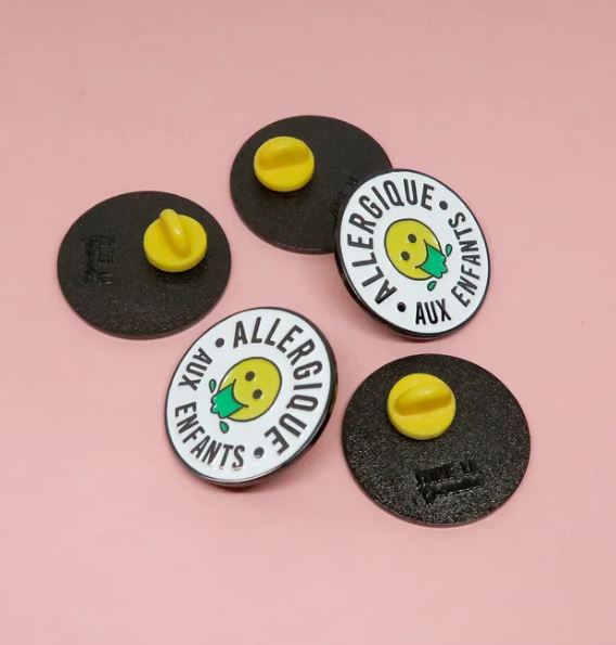 Pin’s "allergique aux enfants"