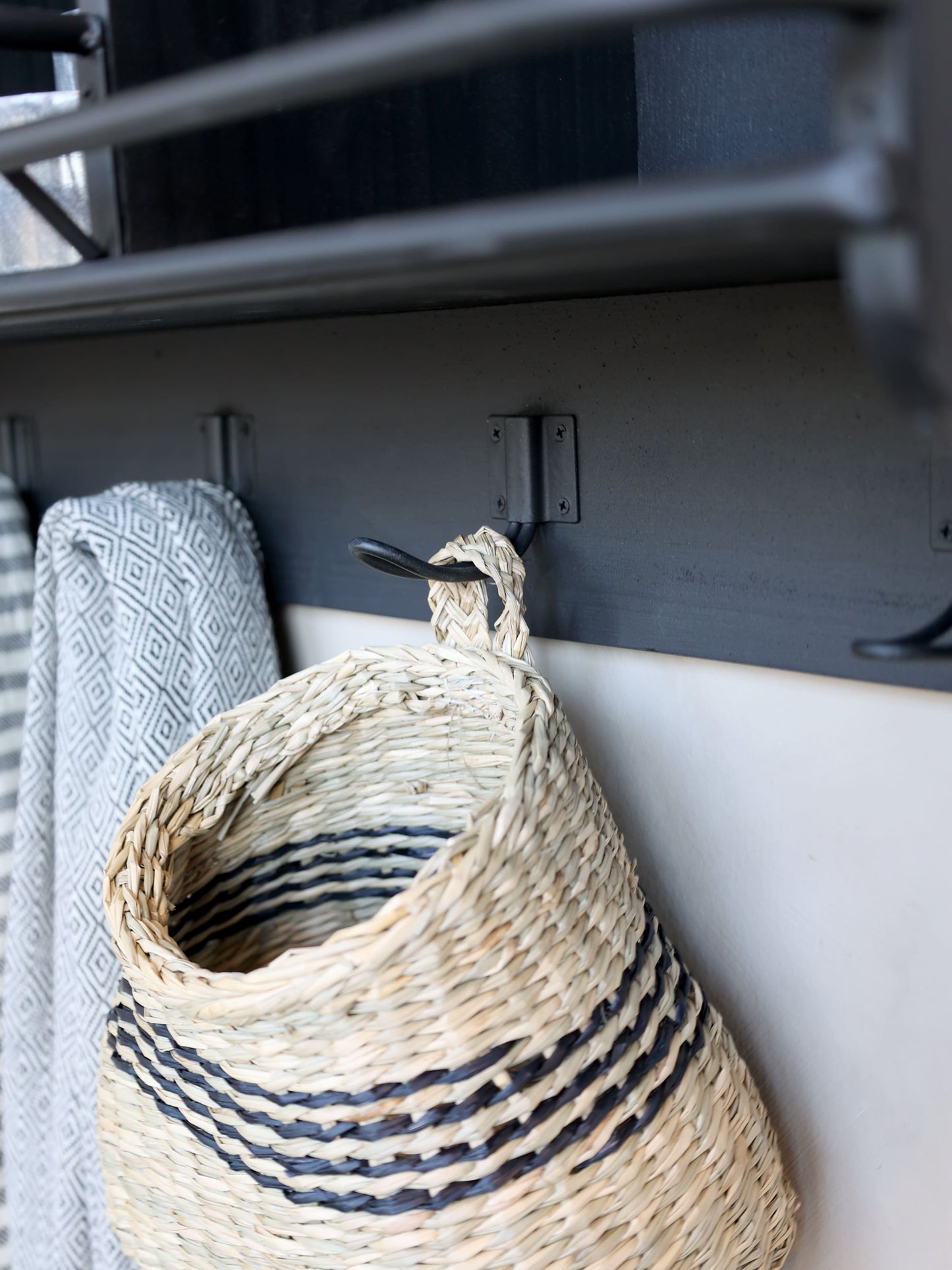 Étagère à compartiments et crochets