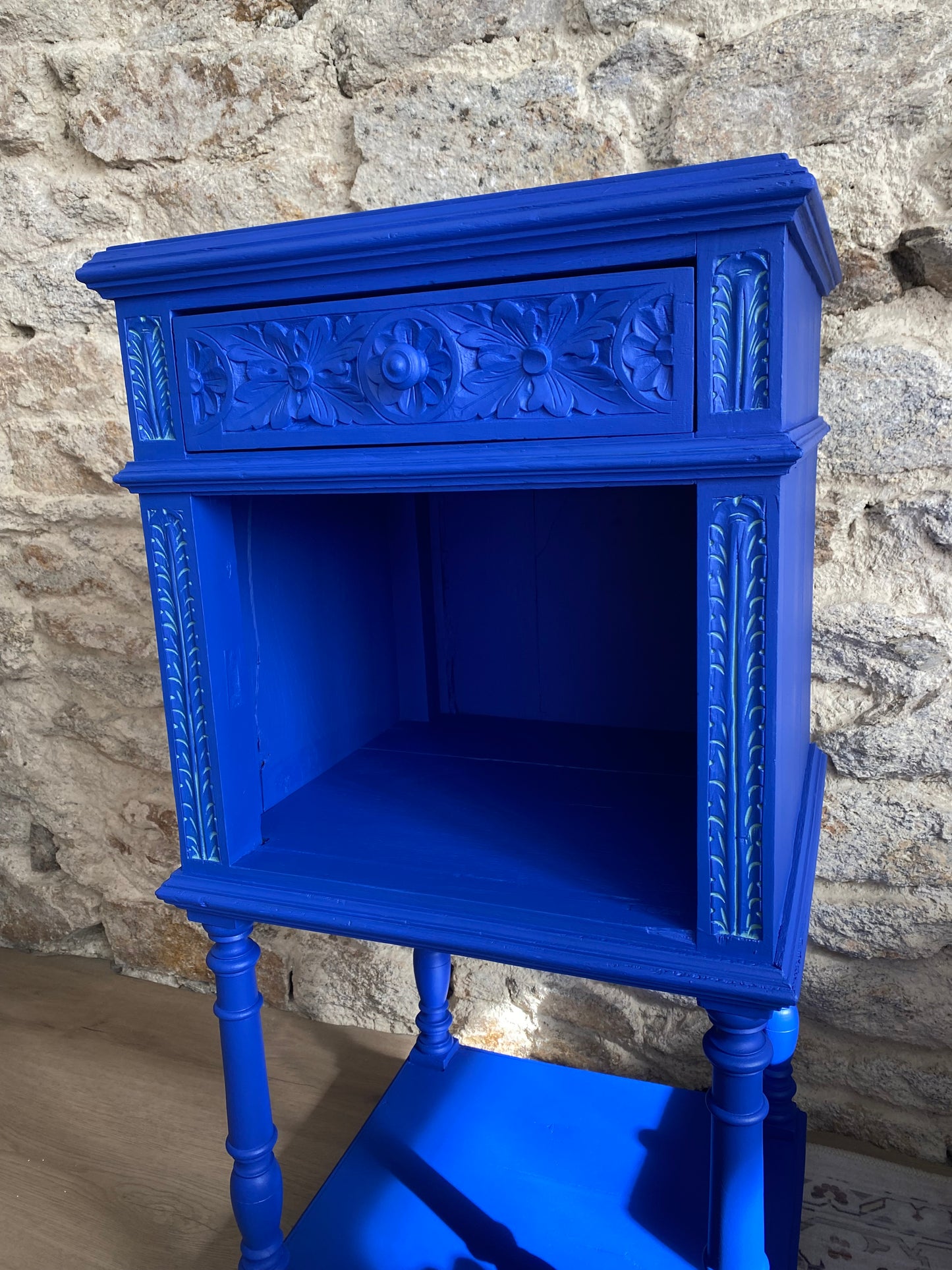 chevet ancien relooké bleu vif