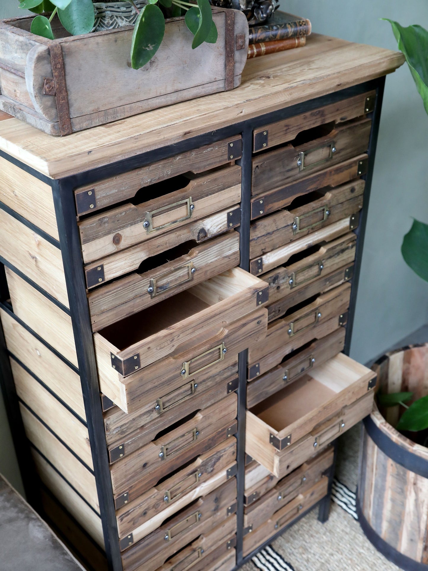 Commode avec 18 tiroirs