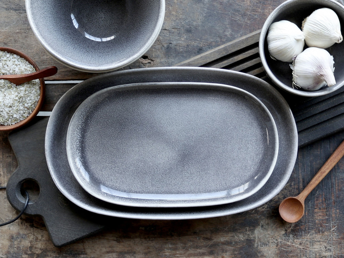 Plat 'charbon' en grès