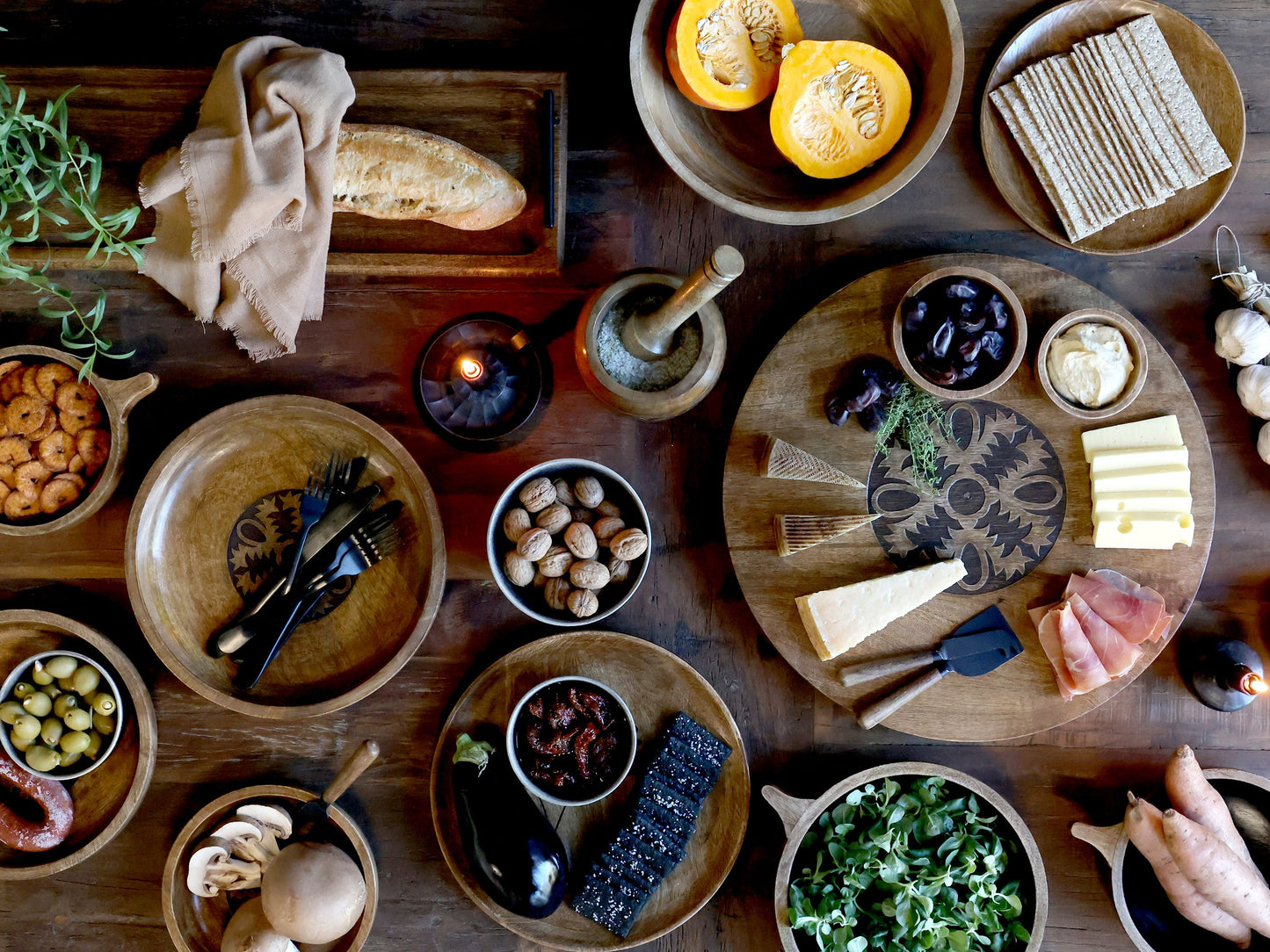 Assiette en bois avec des découpes, D30 cm nature