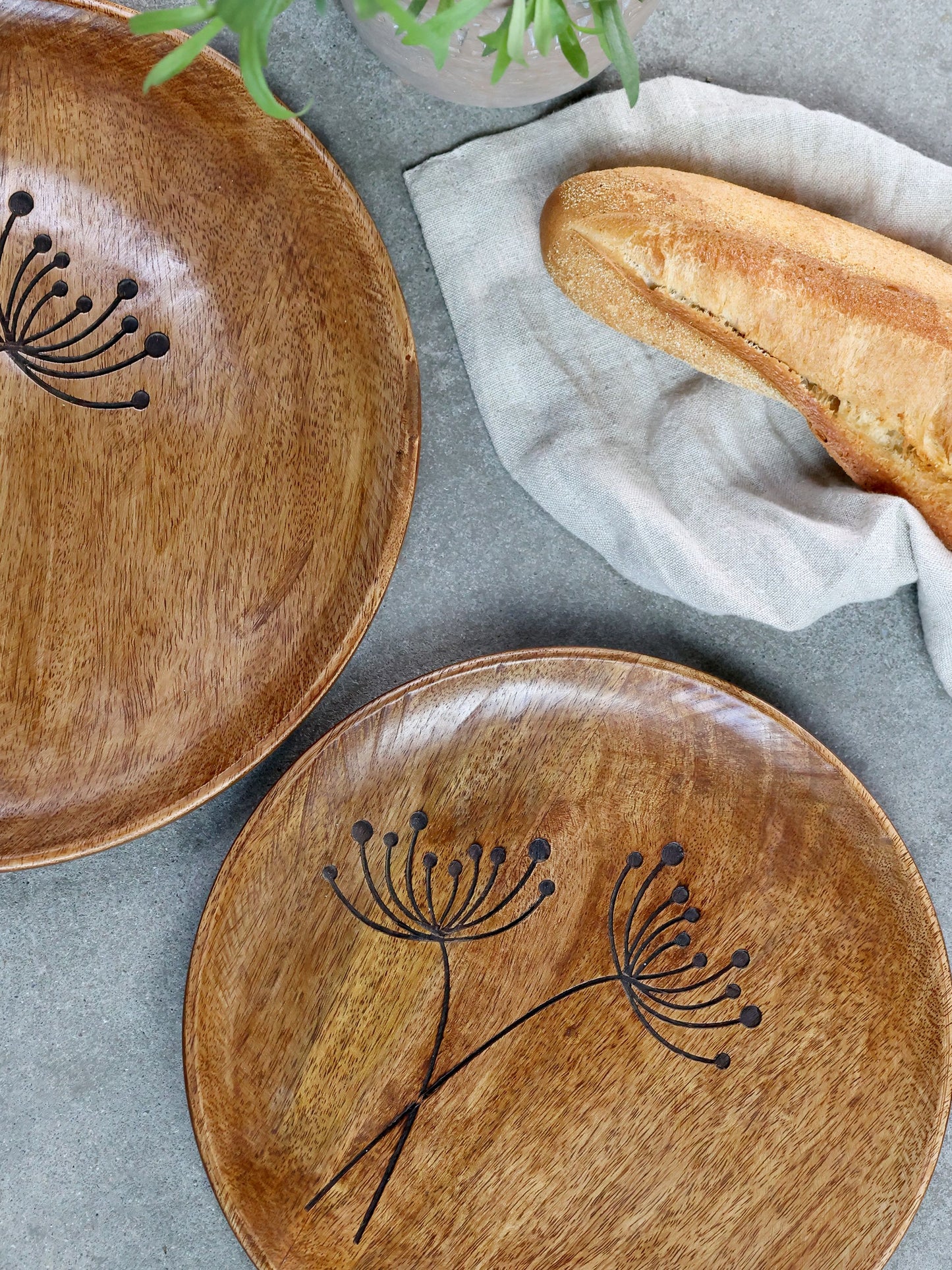Assiette en bois avec des découpes, D25 cm nature