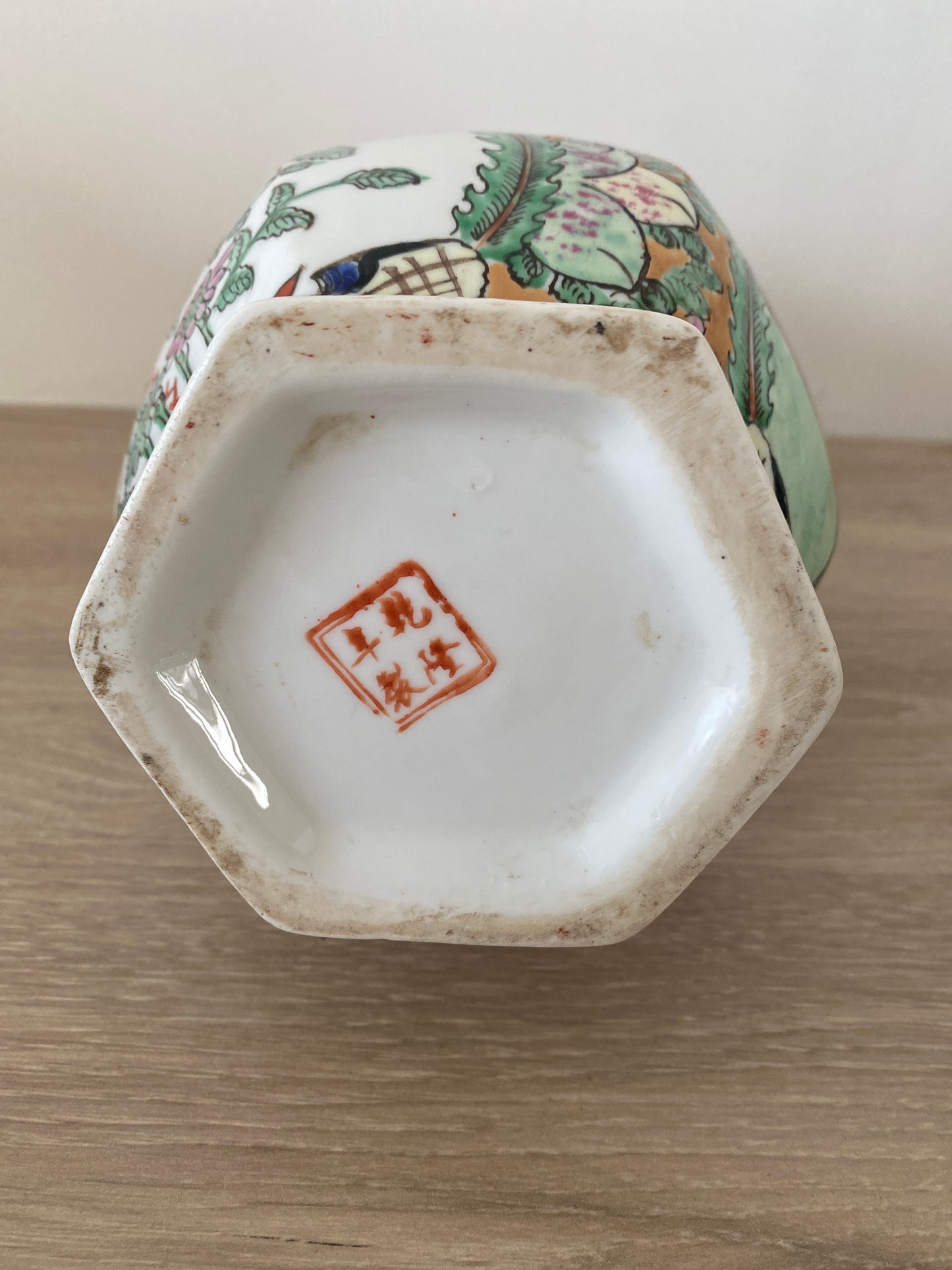 Vase chinois en porcelaine décor Canton “famille rose”