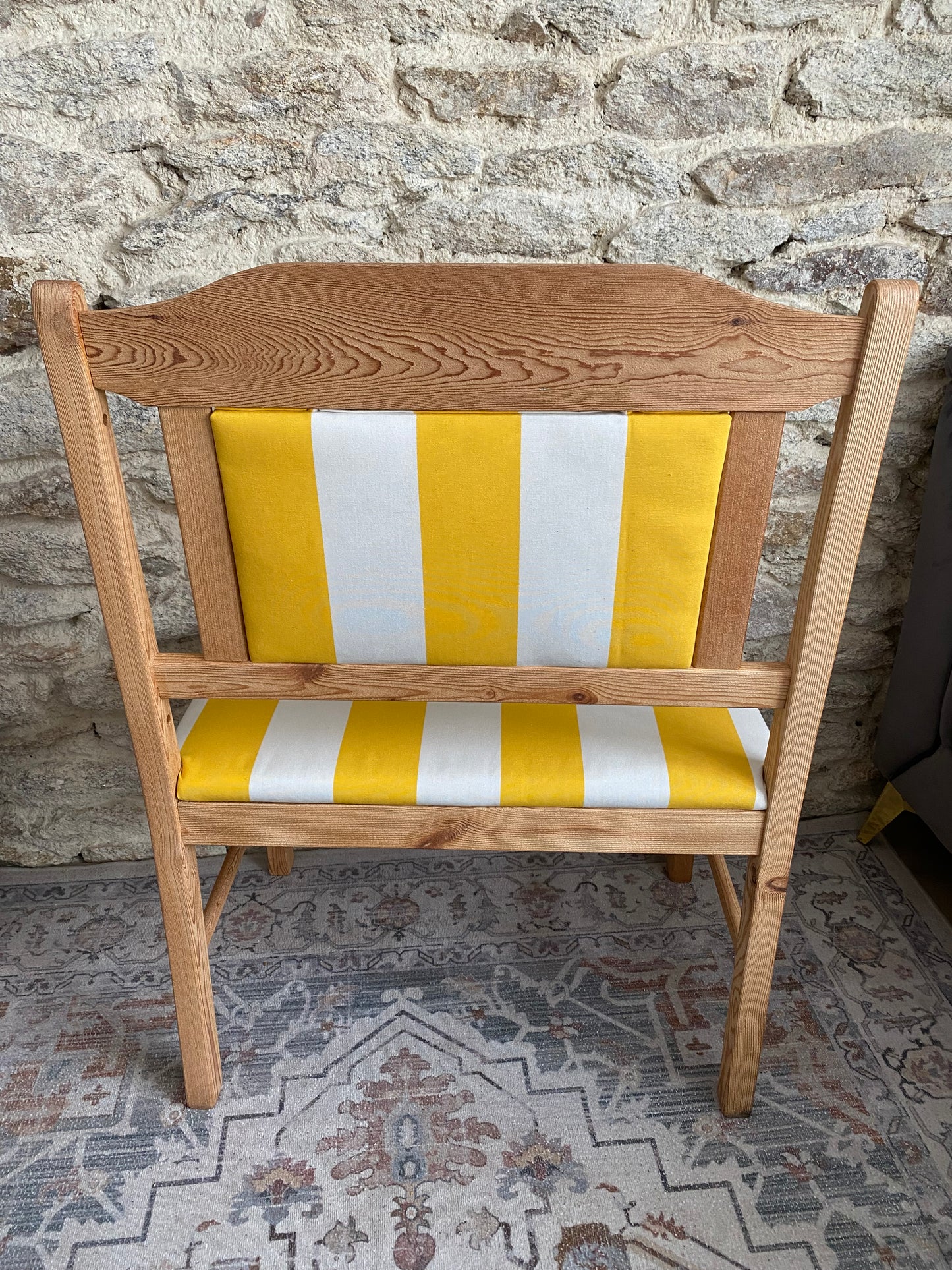 Banc en pin tissu upcyclé
