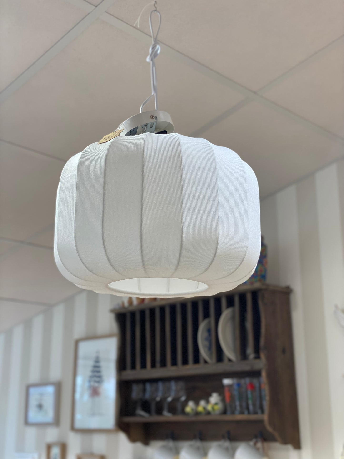 Suspension métal et polyester blanc