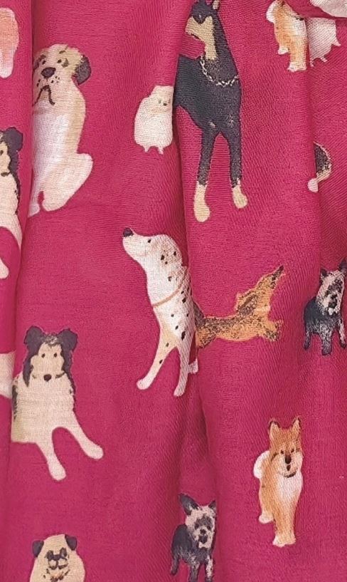 Grand foulard rose imprimé motif chien