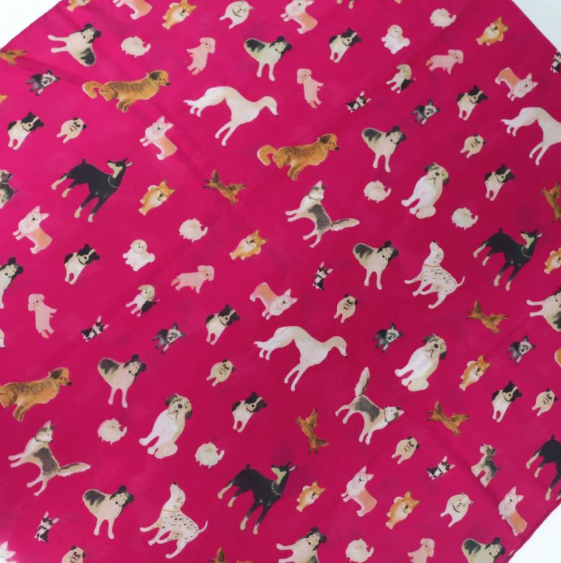 Grand foulard rose imprimé motif chien
