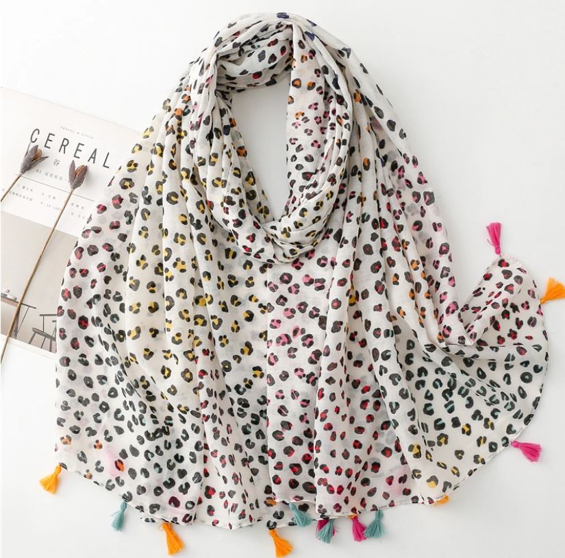 Grand foulard imprimé léopard multicolore avec pompons