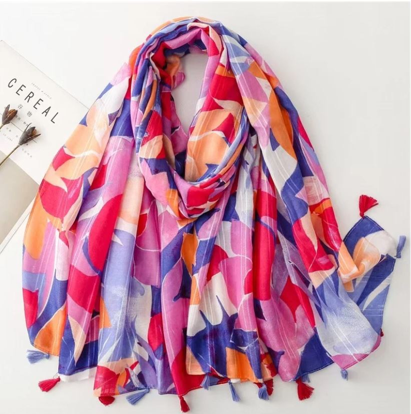 Grand foulard imprimé fleurs avec pompons