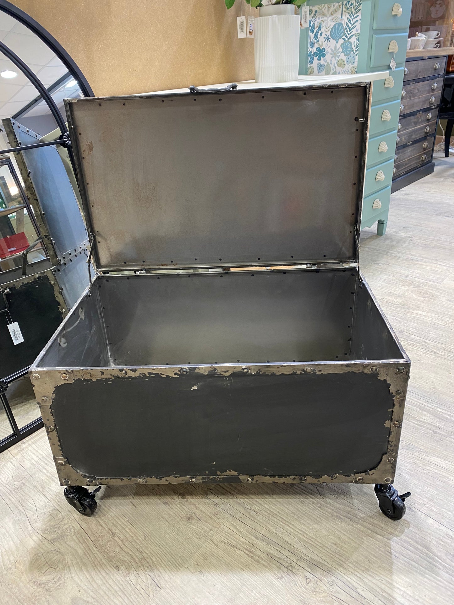 coffre sur roulettes "Factory"