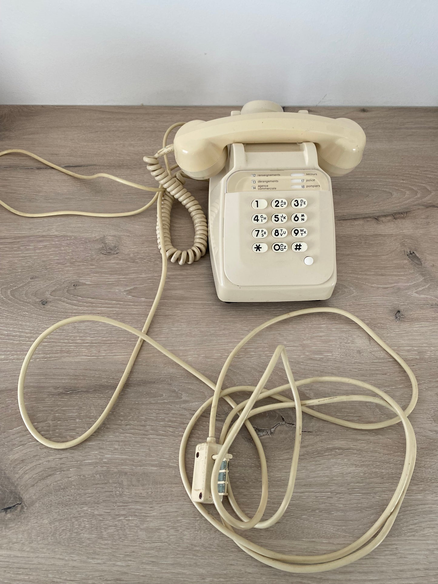 téléphone à touches années 1980 beige