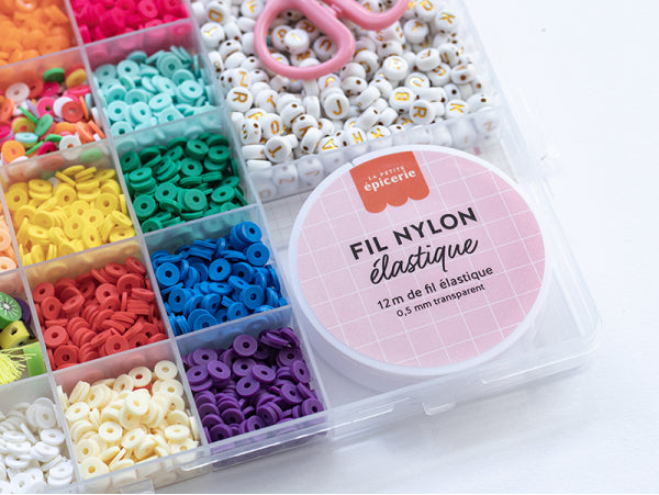 Maxi boite 16 couleurs de perles heishi POP et accessoires + perles lettres, ciseaux et fil élastique