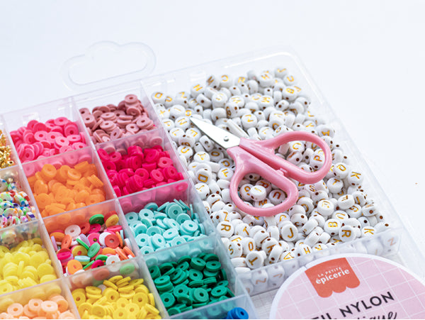 Maxi boite 16 couleurs de perles heishi POP et accessoires + perles lettres, ciseaux et fil élastique