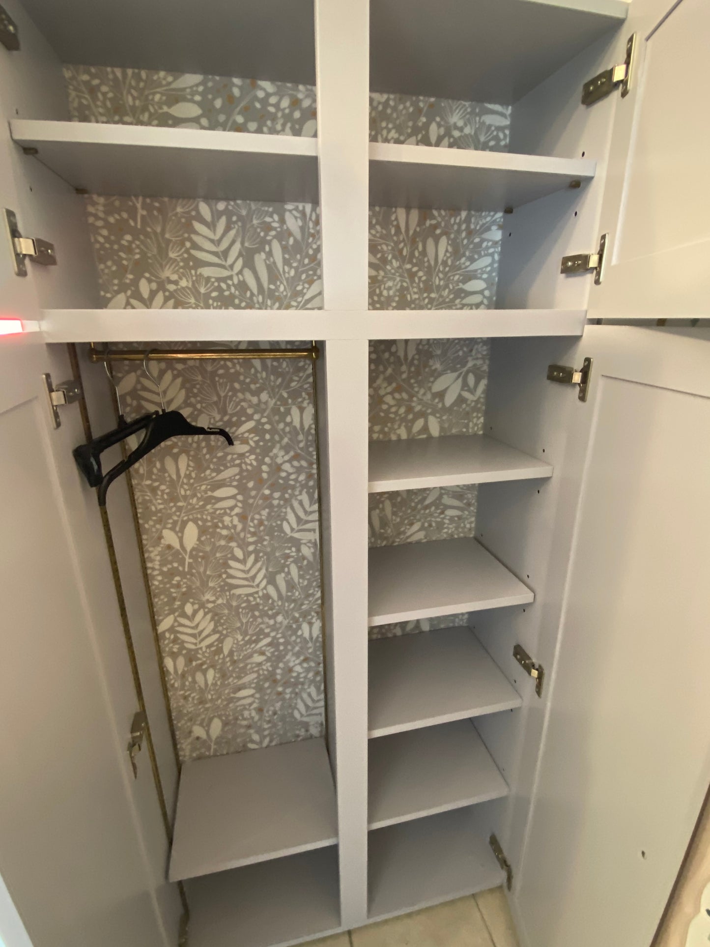 Petite armoire : étagères & penderie