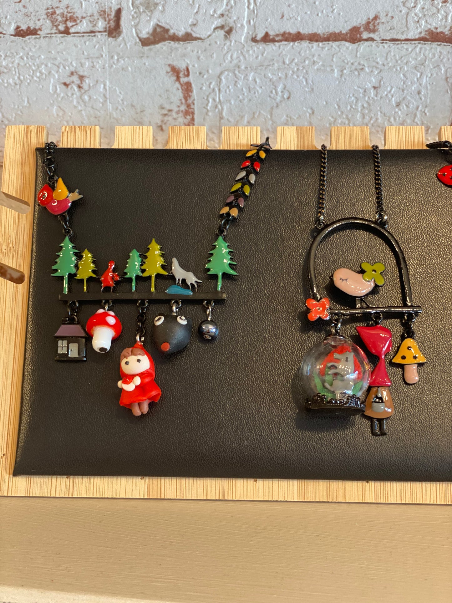 Collier LE PETIT CHAPERON ROUGE