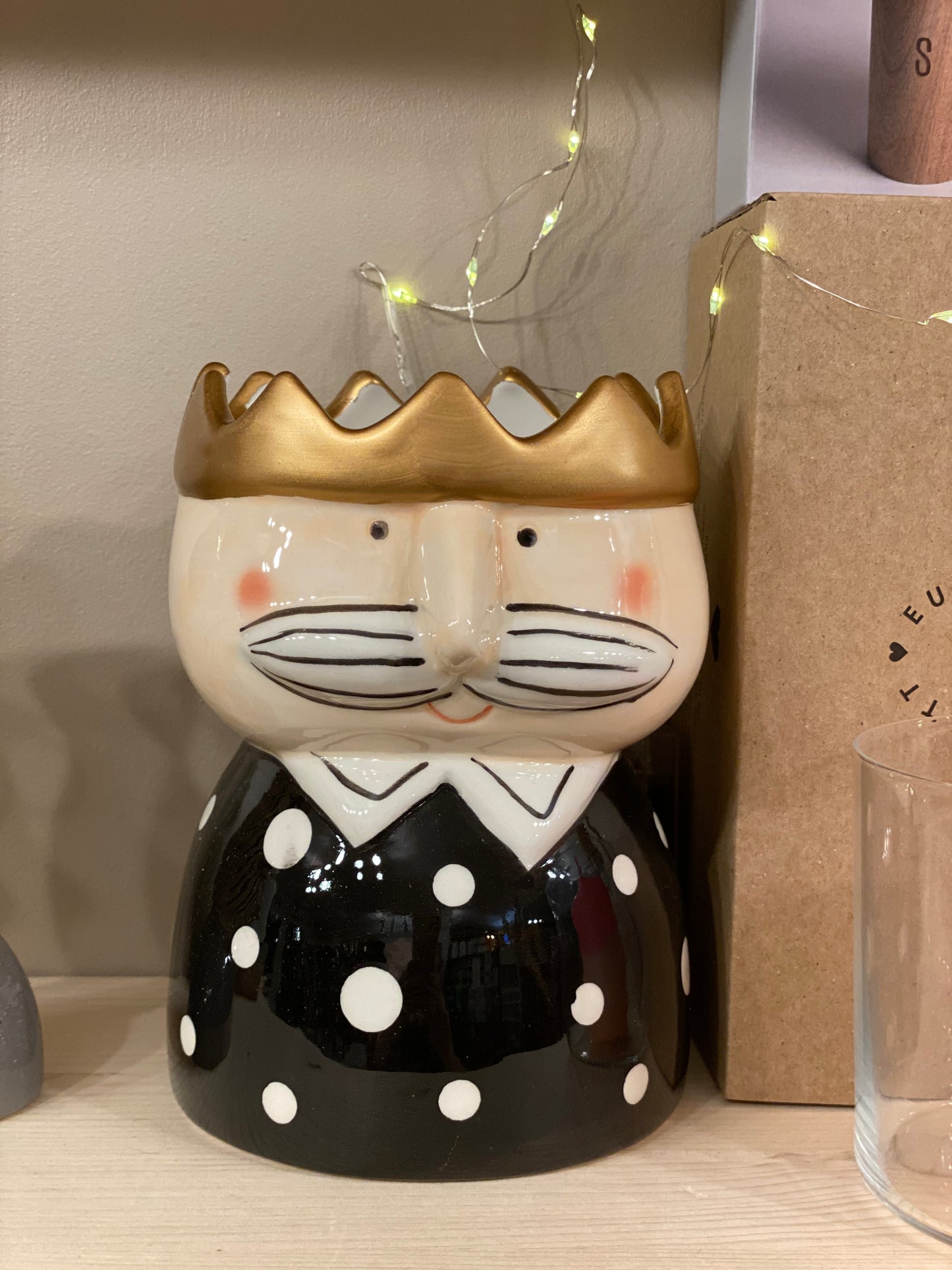 vase roi moustache