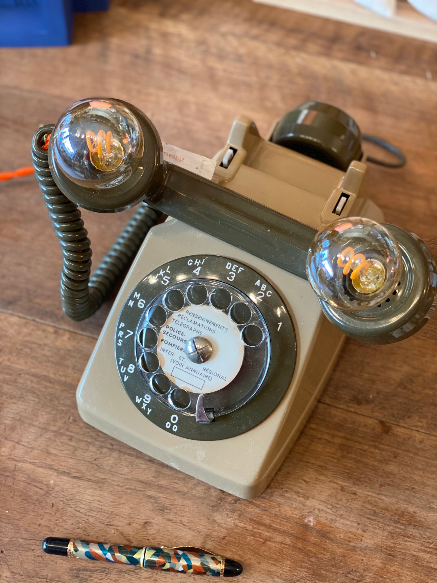 Lampe à poser upcyclée "Téléphone à cadran & écouteur arrière" kaki