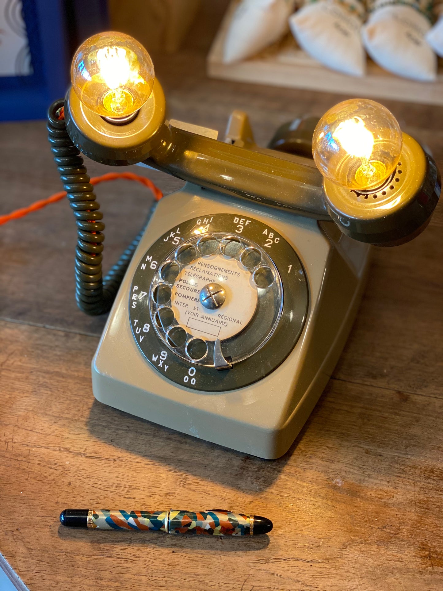 Lampe à poser upcyclée "Téléphone à cadran & écouteur arrière" kaki