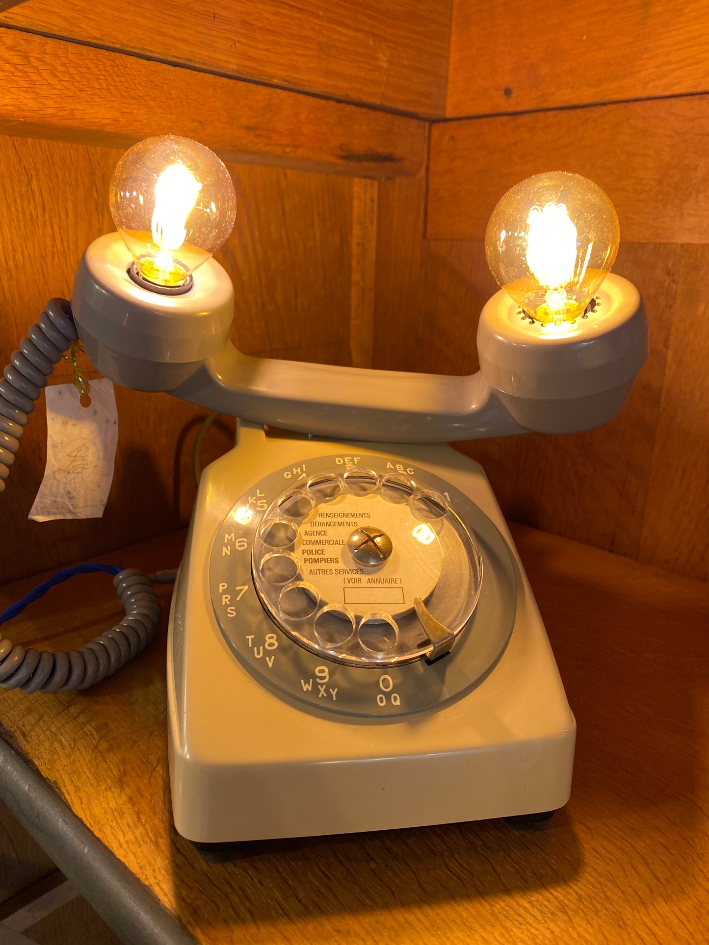 Lampe à poser upcyclée "Téléphone à cadran & écouteur arrière" gris