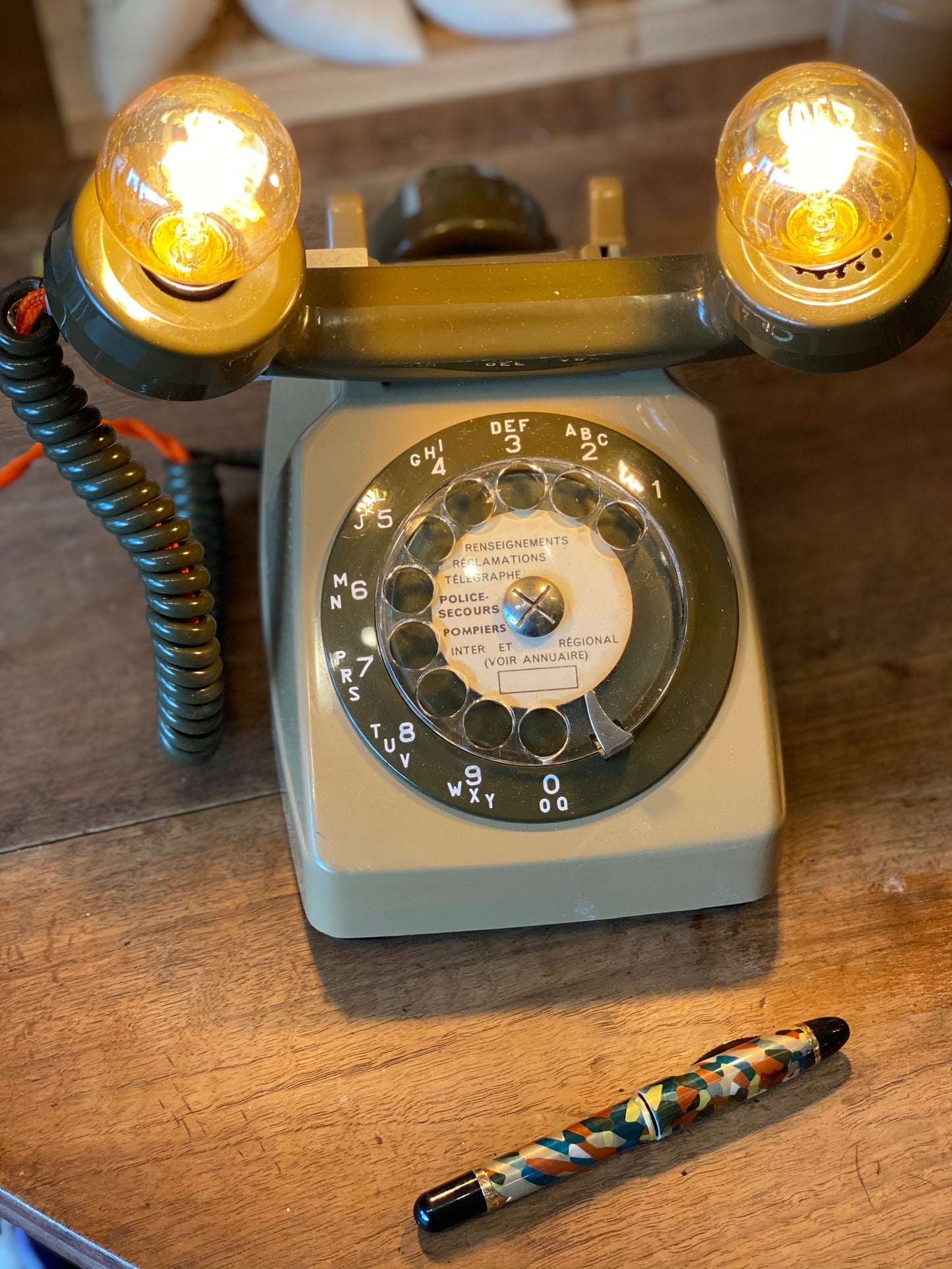 Lampe à poser upcyclée "Téléphone à cadran & écouteur arrière" kaki