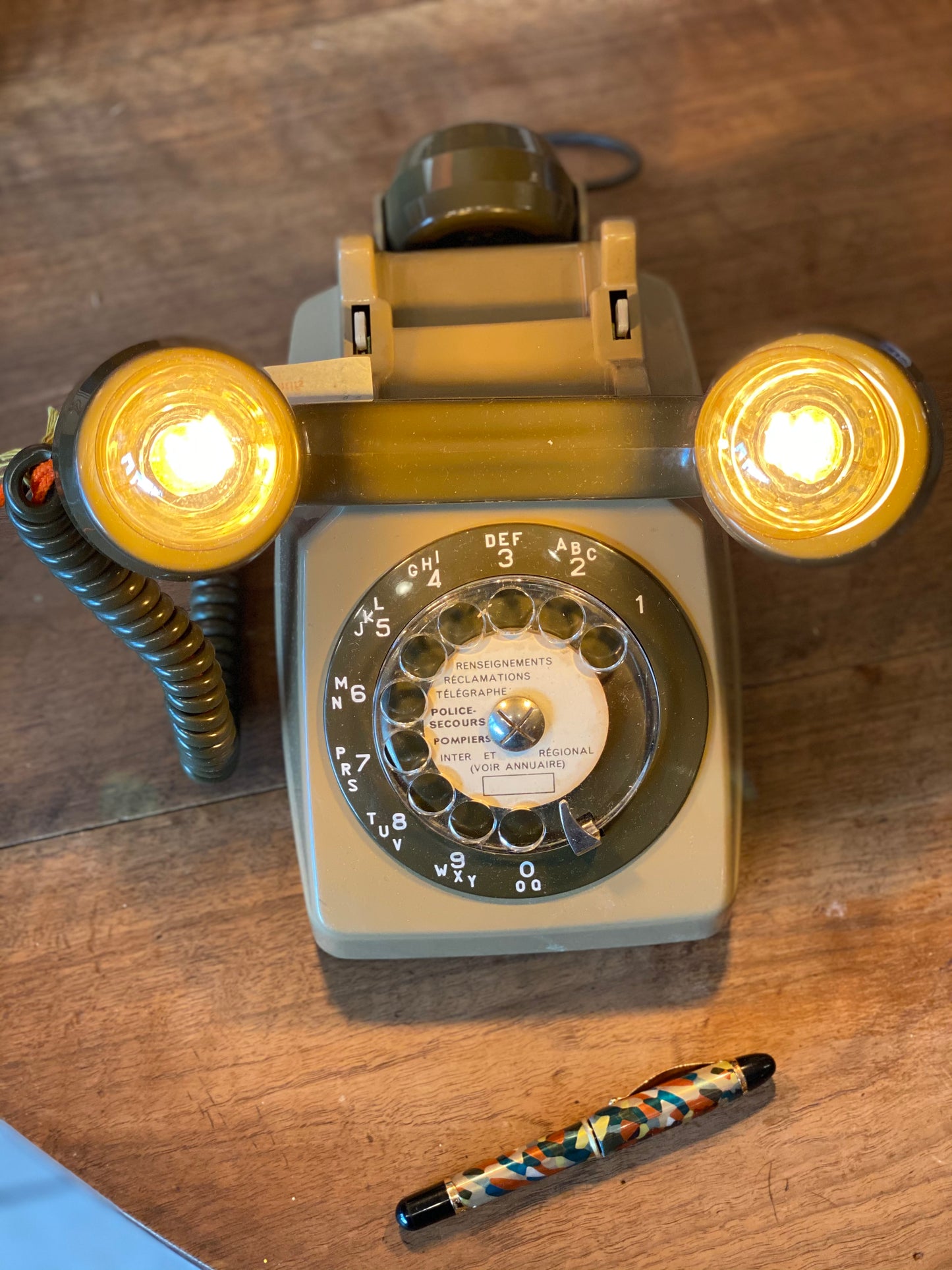 Lampe à poser upcyclée "Téléphone à cadran & écouteur arrière" kaki