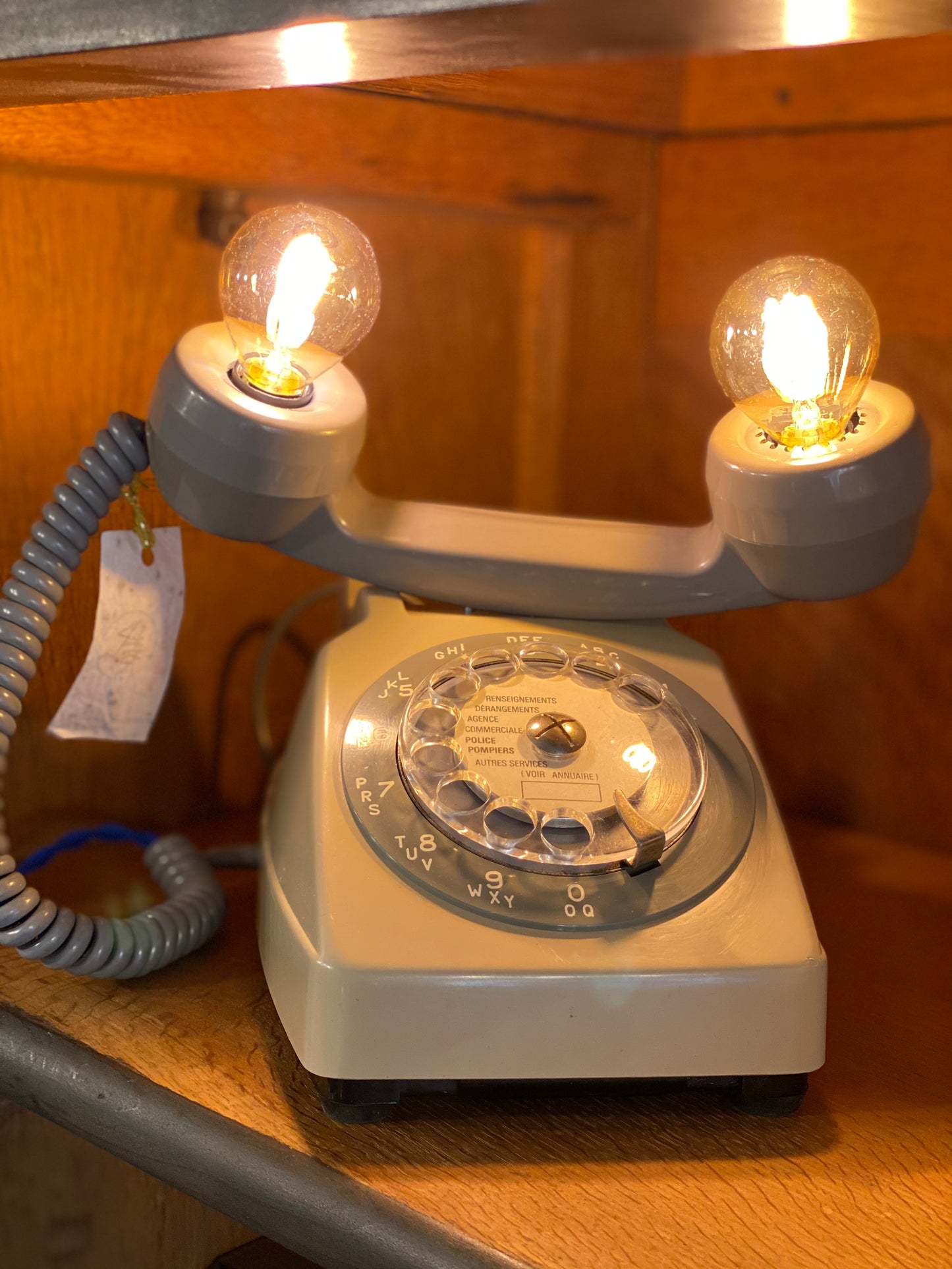 Lampe à poser upcyclée "Téléphone à cadran & écouteur arrière" gris