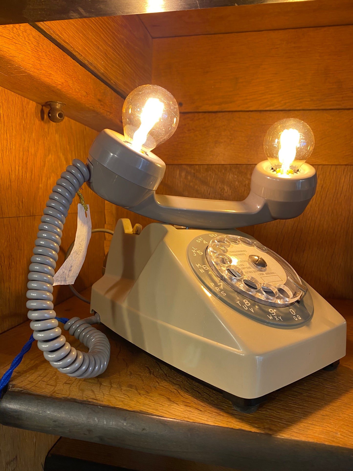Lampe à poser upcyclée "Téléphone à cadran & écouteur arrière" gris