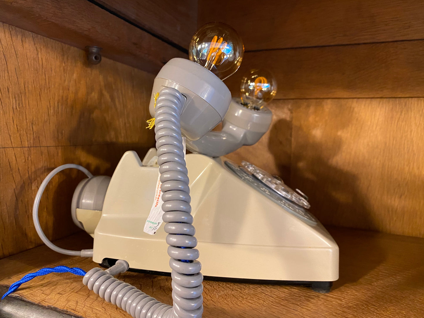 Lampe à poser upcyclée "Téléphone à cadran & écouteur arrière" gris