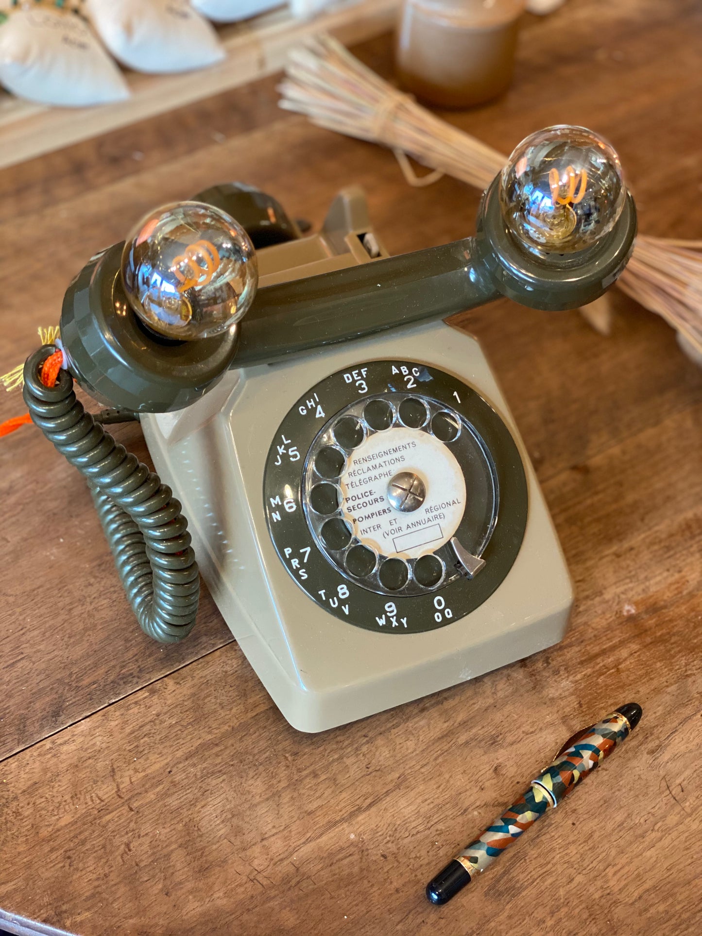 Lampe à poser upcyclée "Téléphone à cadran & écouteur arrière" kaki