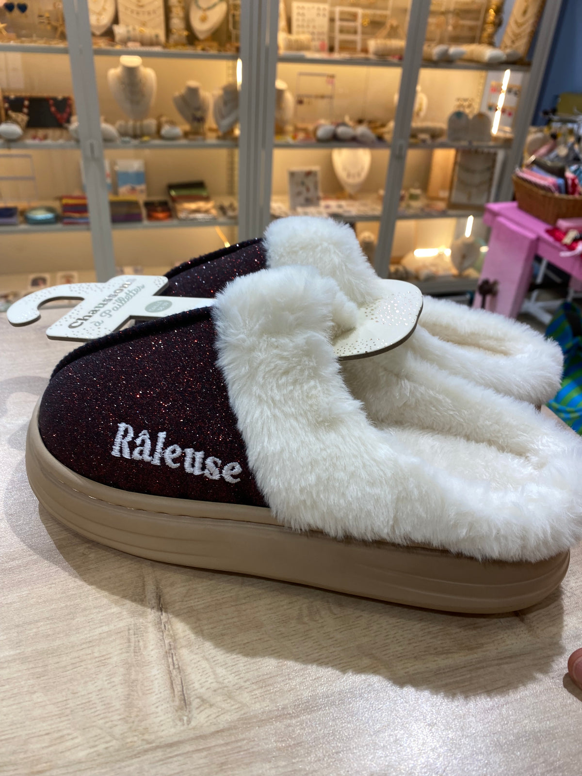 Chaussons à paillettes à message : RALEUSE