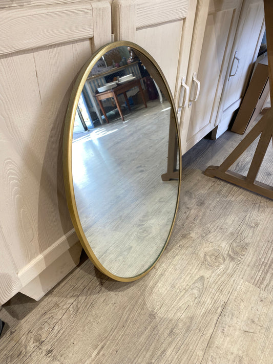 Miroir forme ovale contour métal doré années 1960/1970