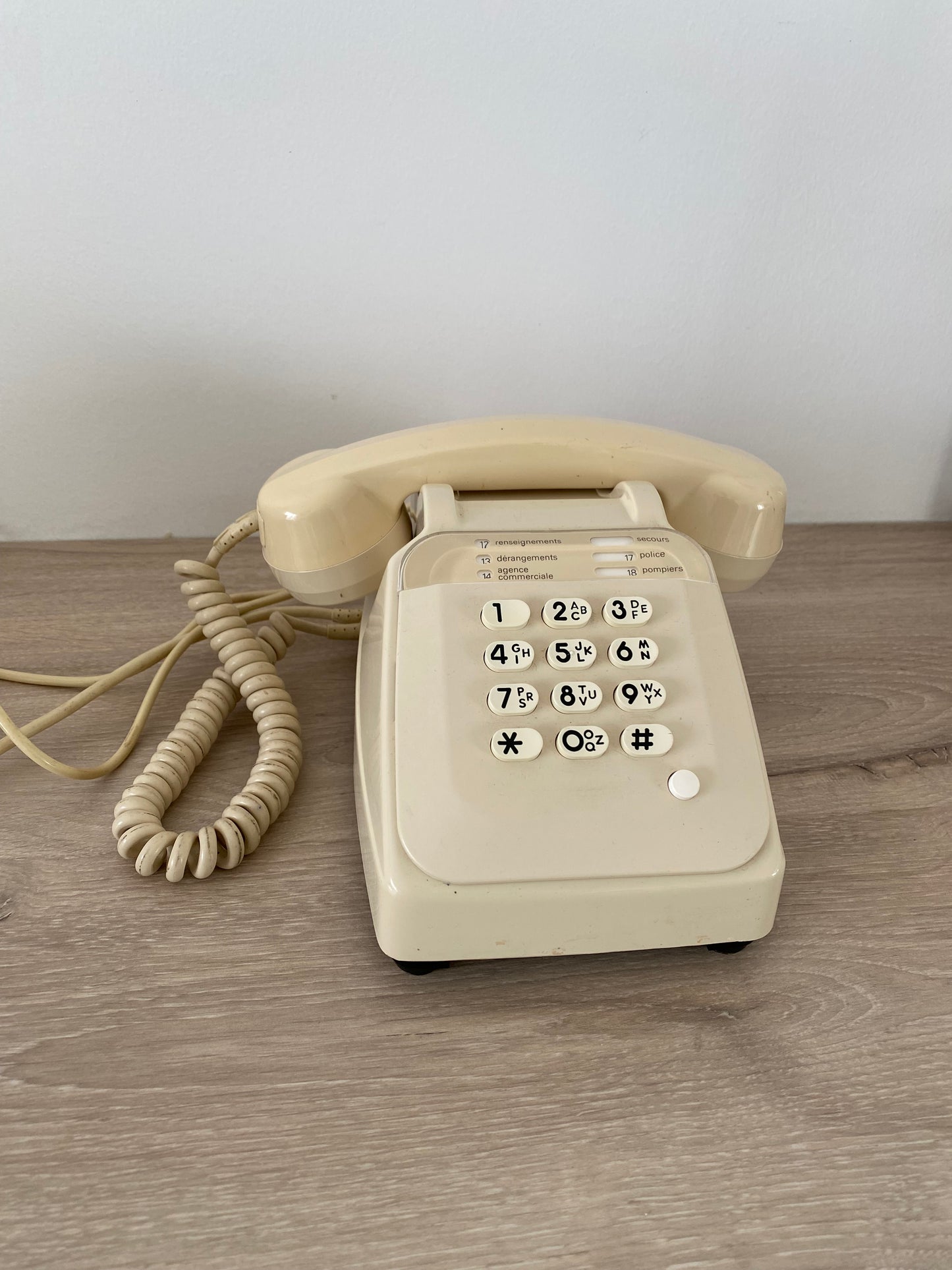 téléphone à touches années 1980 beige