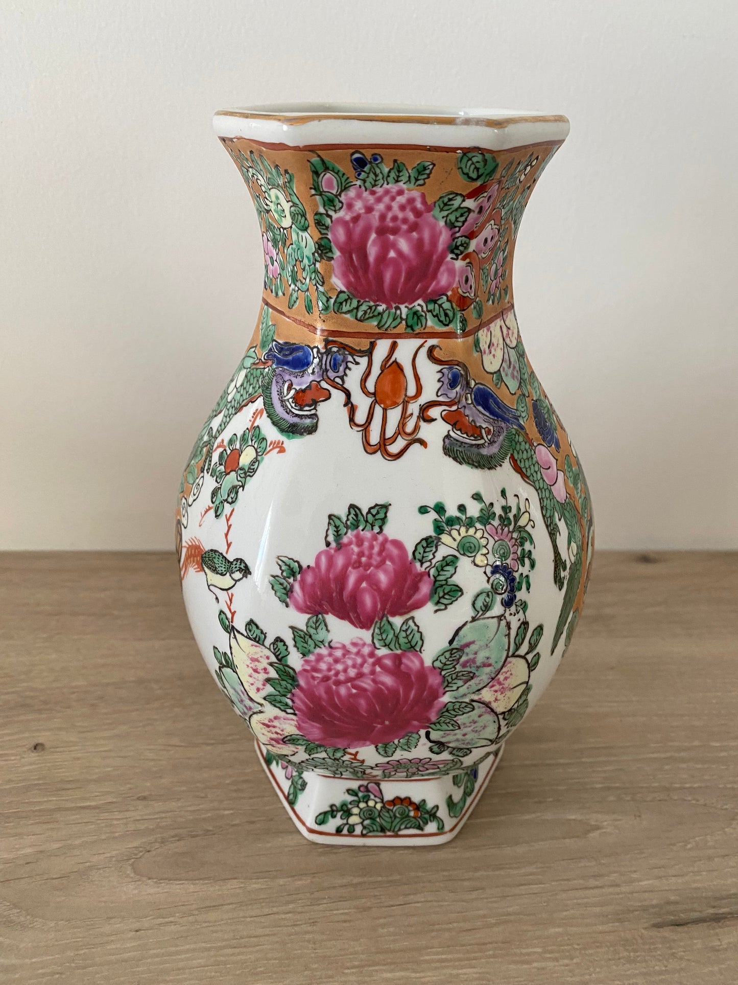 Vase chinois en porcelaine décor Canton “famille rose”