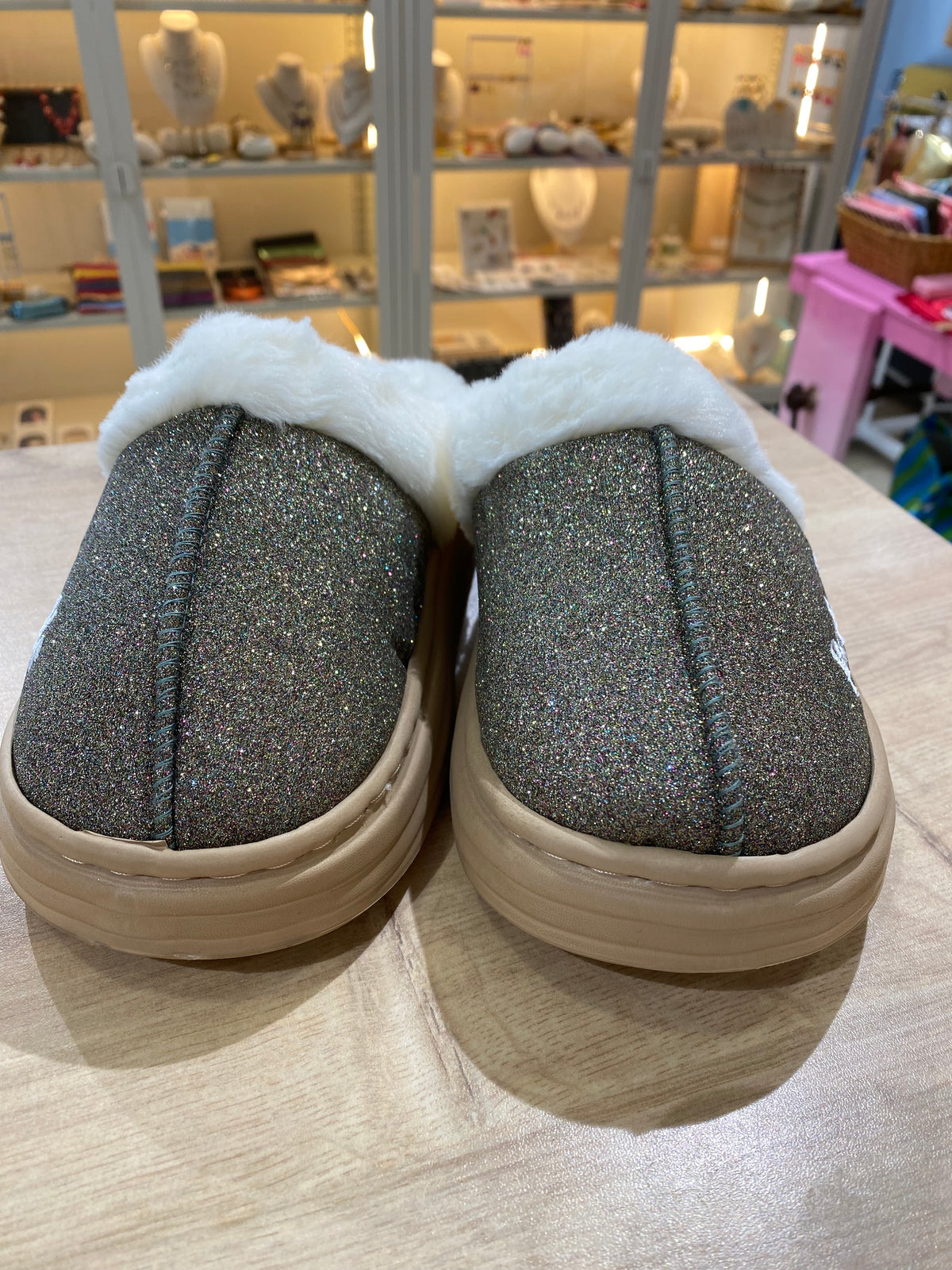 Chaussons à paillettes à message : REBELLE
