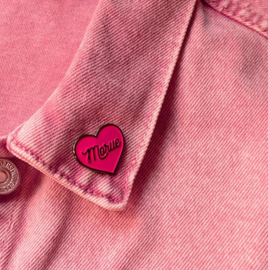 Pin’s Morue” - framboise