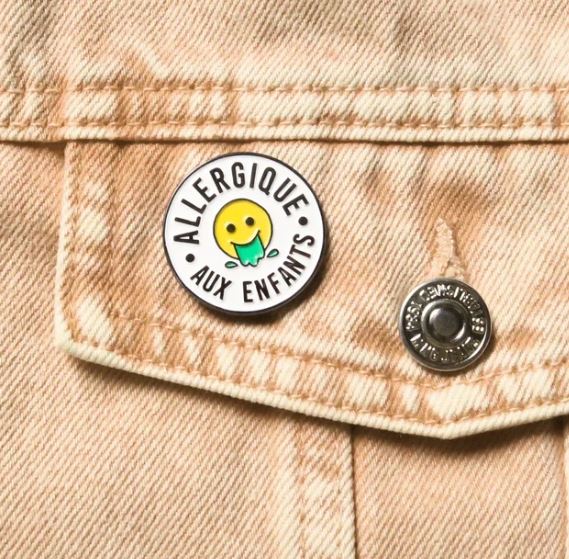 Pin’s "allergique aux enfants"