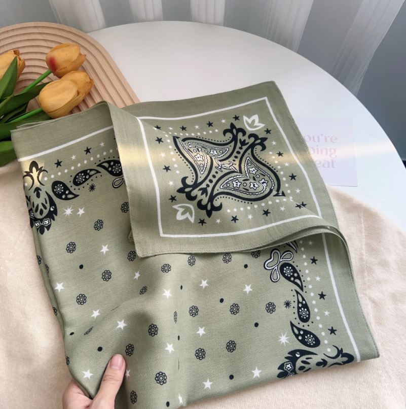 Foulard carré viscose imprimé paisley vintage