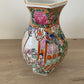 Vase chinois en porcelaine décor Canton “famille rose”