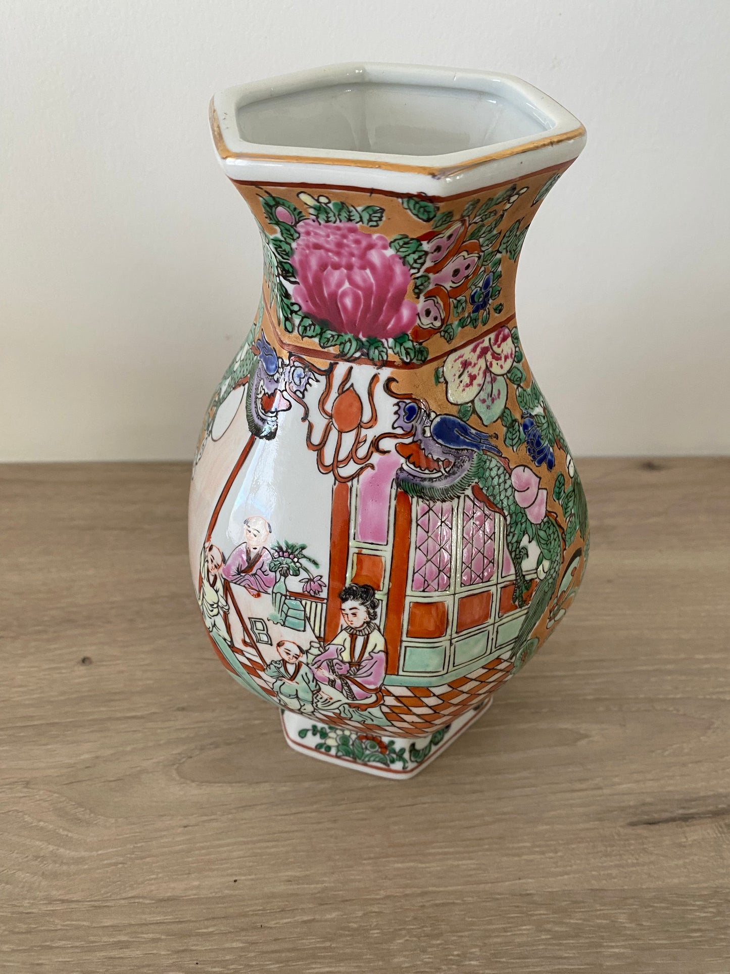 Vase chinois en porcelaine décor Canton “famille rose”