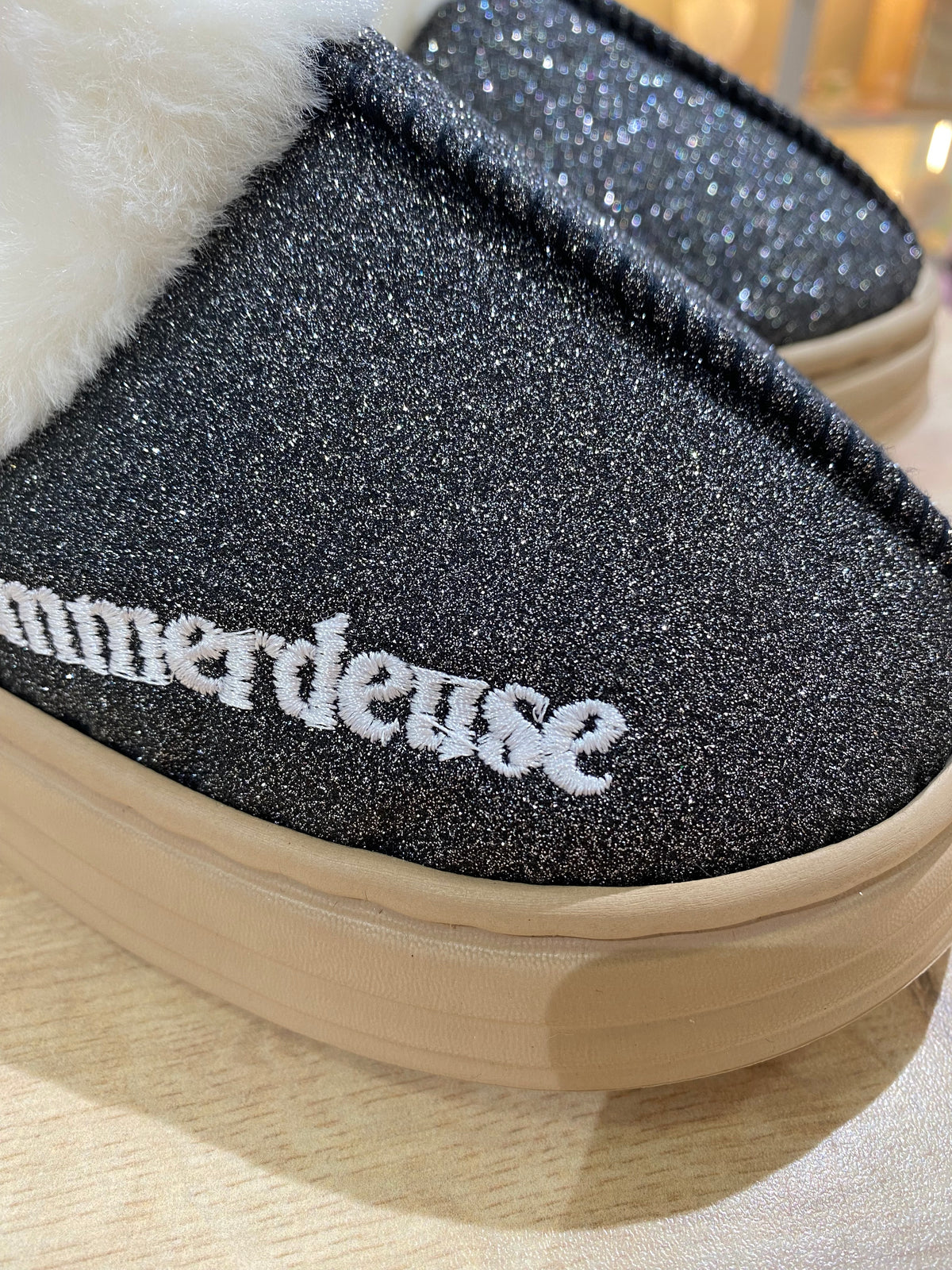 Chaussons à paillettes à message : EMMERDEUSE