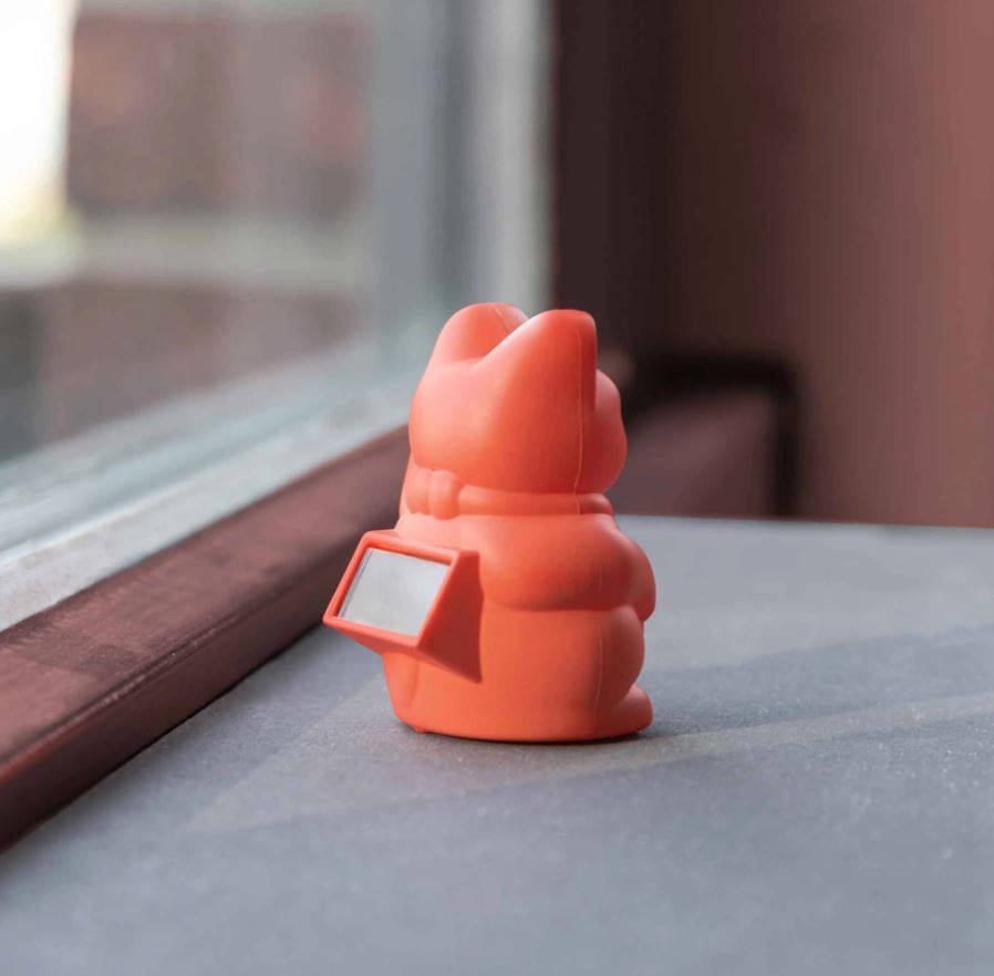 Mini lucky cat solaire orange néon 'énergie'
