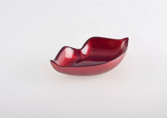Coupelle rouge en forme de bouche