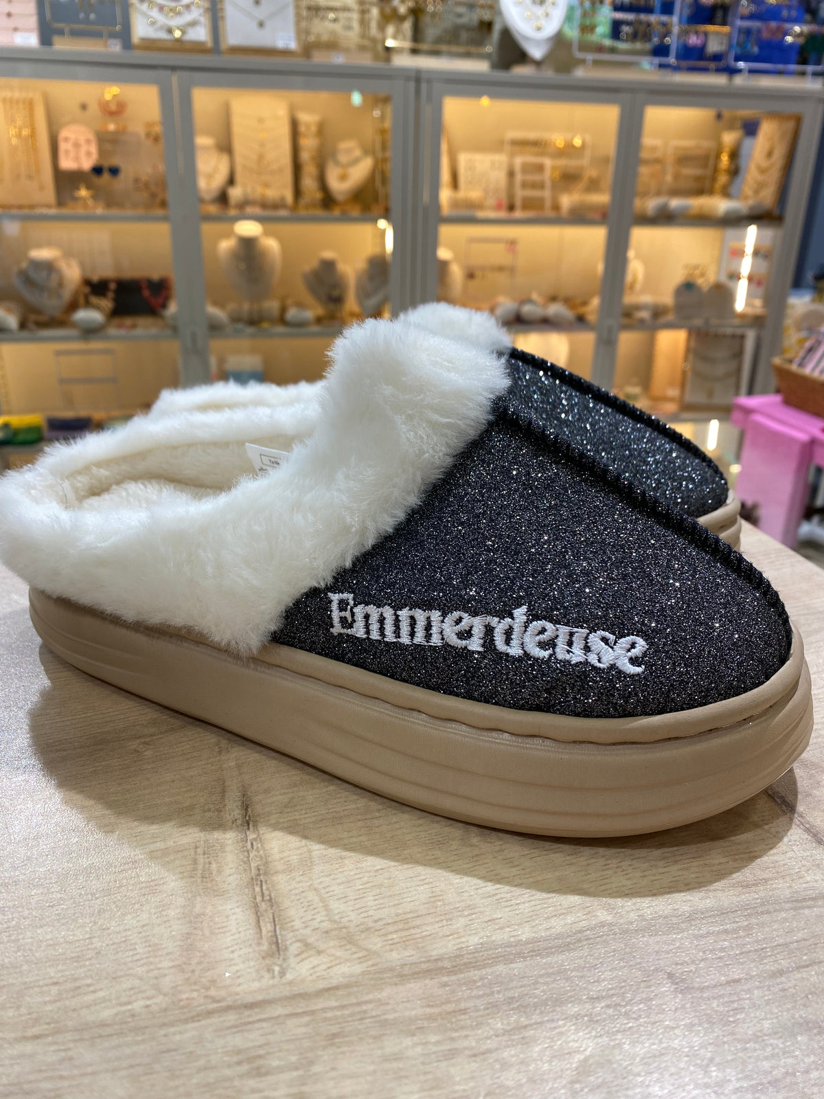 Chaussons à paillettes à message : EMMERDEUSE