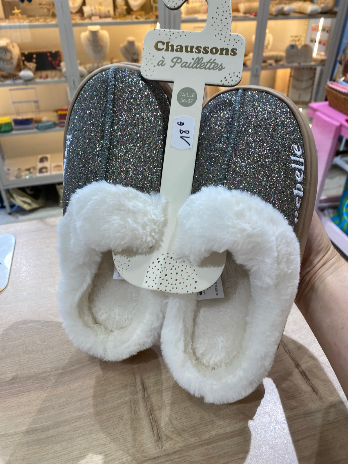 Chaussons à paillettes à message : REBELLE