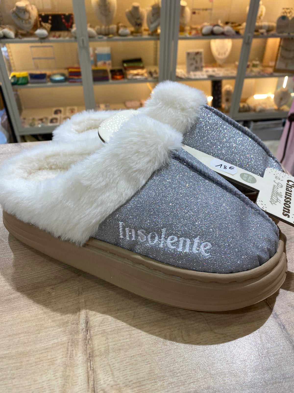 Chaussons à paillettes à message : INSOLENTE
