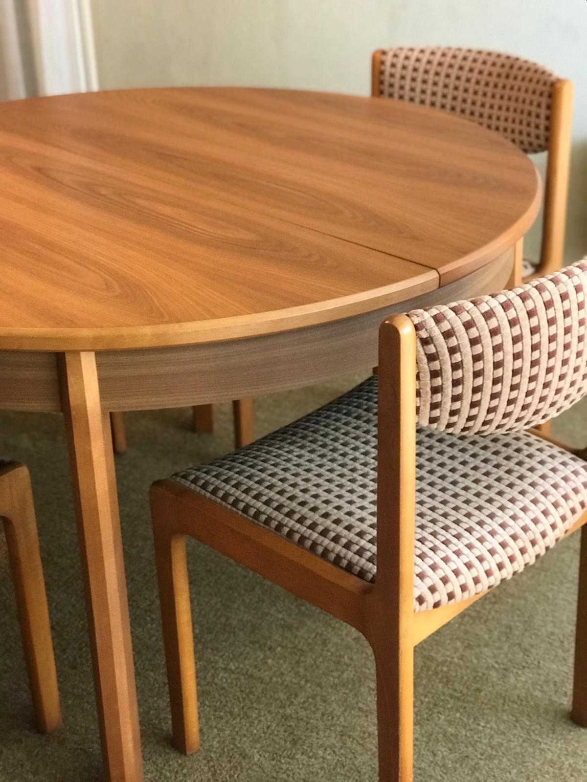 Table ronde vintage + 4 chaises